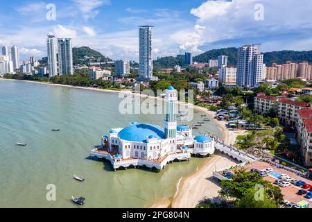 Penang, Malaisie - 8 février 2023: La Mosquée flottante vue aérienne sur l'île de Penang, Malaisie. Banque D'Images