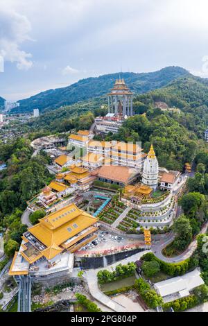 Penang, Malaisie - 8 février 2023 : Portrait aérien du temple de KEK Lok si sur l'île de Penang, Malaisie. Banque D'Images