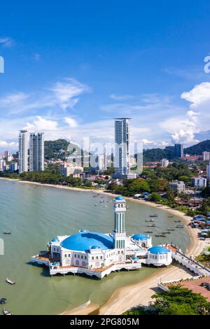 Penang, Malaisie - 8 février 2023 : le portrait aérien de la mosquée flottante sur l'île de Penang, Malaisie. Banque D'Images