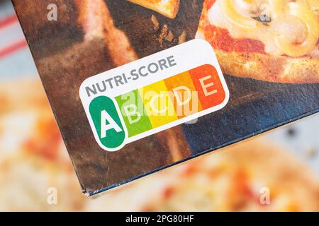 Stuttgart, Allemagne - 22 décembre 2022: Nutri Score Label symbole saine alimentation feux de circulation à Stuttgart, Allemagne. Banque D'Images