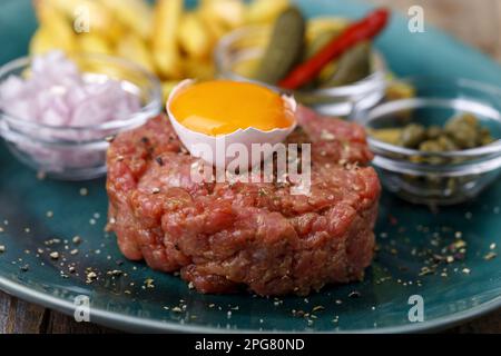 Steak Tartar avec œuf sur bois Banque D'Images