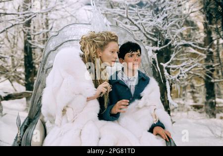 Le Lion, la Sorcière et l'armoire Tilda Swinton & Skandar Keynes Banque D'Images