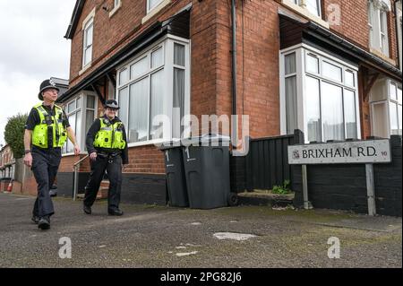 Brixham Road, Birmingham, 21 mars 2023 - la police des Midlands de l'Ouest a augmenté les patrouilles à pied sur Brixham Road et Shenstone Road après avoir lancé une enquête après qu'un homme a été incendié près de Brixham Road à Edgbaston, Birmingham, juste après 19 heures hier (lundi). Crédit : arrêtez Press Media/Alamy Live News Banque D'Images