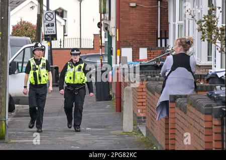 Brixham Road, Birmingham, 21 mars 2023 - la police des Midlands de l'Ouest a augmenté les patrouilles à pied sur Brixham Road et Shenstone Road après avoir lancé une enquête après qu'un homme a été incendié près de Brixham Road à Edgbaston, Birmingham, juste après 19 heures hier (lundi). Crédit : arrêtez Press Media/Alamy Live News Banque D'Images