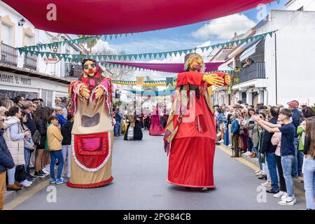 Huelva, Espagne - 18 mars 2023: Géants et bigheads vêtus de costumes d'époque défilant dans la foire médiévale de découverte à Palos de la Frontera, Huelva Banque D'Images