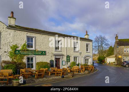 Hotel de chevaux de course à Kettlewell, Skipton, Upper Niddoll, North Yorkshire, Royaume-Uni, avec des tables et des chaises en bois à l'avant. Banque D'Images