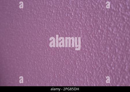 texture du mur peint avec un papier peint à crépi de couleur violette Banque D'Images