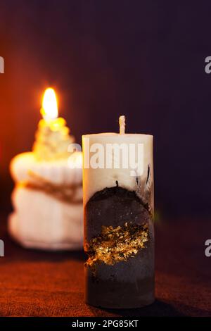 Bougie allumée près du miroir. Belles bougies faites à la main. Ambiance chaleureuse dans la maison Banque D'Images