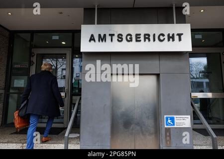 21 mars 2023, Basse-Saxe, Osnabrück: Vue de l'entrée du tribunal local. Lors d'un procès devant le tribunal local, un défendeur de 39 ans est accusé d'avoir négligé un enfant de près de 2 ans sur une route désignée comme zone de circulation en juillet 2022 en raison d'une attention insuffisante et d'une consommation antérieure d'alcool. L'enfant a été mortellement blessé dans l'accident. Photo: Friso Gentsch/dpa Banque D'Images