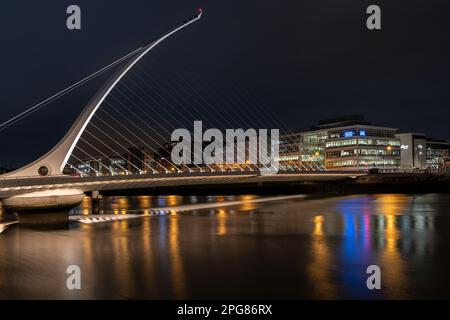 Le pont Samuel Beckett au-dessus de la rivière Liffey illuminé la nuit (en amont de la rive sud), Dublin, Irlande Banque D'Images