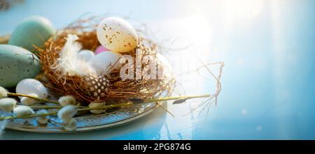 Décoration de vacances de Pâques sur fond de bois bleu; beau matin de Pâques heureux Banque D'Images
