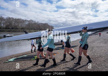 Londres, Royaume-Uni 21 mars 2023. Membres de l'équipage féminin de l'Université de Cambridge lors d'une séance de formation avant la course de bateaux Gemini, le dimanche 26 mars. Credit: amer ghazzal / Alamy Live News Banque D'Images
