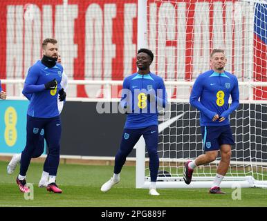 Luke Shaw, Bukayo Saka et Kalvin Phillips en Angleterre pendant une séance d'entraînement à St. George's Park, Burton-on-Trent. Date de la photo: Mardi 21 mars 2023. Banque D'Images