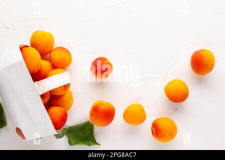 Abricots biologiques frais sur fond blanc. Végétarien, propre et saine alimentation concept. Flat lay, espace de copie. Banque D'Images