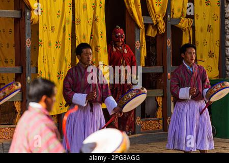 TRONGSA, BHOUTAN - 6 JANVIER 2017 : Jokster regardant des moines répéter la danse des démons dans le Seigneur de la mort au festival Tsechu dans le Trondsa Dzong Banque D'Images