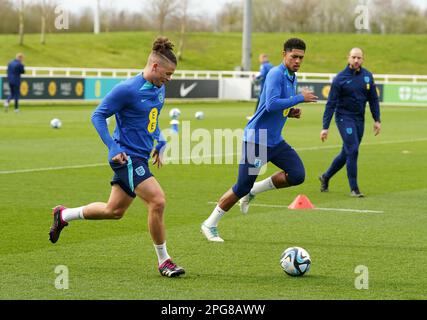 En Angleterre, Kalvin Phillips et Jude Bellingham pendant une séance d'entraînement à St. George's Park, Burton-on-Trent. Date de la photo: Mardi 21 mars 2023. Banque D'Images