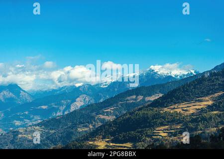 La montagne scebery du Bhoutan sous un ciel bleu Banque D'Images