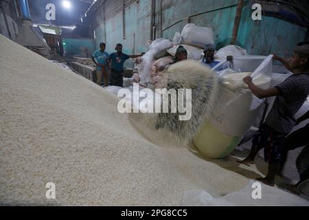 Narayanganj, Bangladesh - 21 mars 2023: Les travailleurs travaillent jour et nuit dans l'usine pour répondre à la demande de riz soufflé (Muri) pendant le mois Saint Banque D'Images