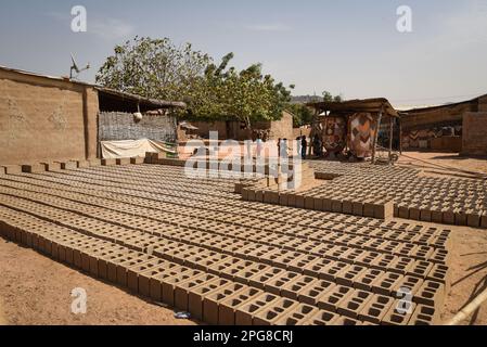 Nicolas Remene / le Pictorium - Bamako - Mali: Urbanisation, développement et changement climatique - 15/2/2021 - Mali / Koulikoro / Siby - Fabrication de briques de ciment à Siby dans le cercle de Kati (région de Koulikoro), à environ 50 km de Bamako. Peu à peu, les maisons traditionnelles faites de terre et de paille, construites avec des matériaux locaux et adaptées au climat sahélien, sont remplacées par des maisons beaucoup moins bioclimatiques (ciment - tôle). L'ensemble de la région de Mande est particulièrement touchée par les problèmes liés à la coupe du bois et à la déforestation. L'utilisation du charbon de bois est toujours omniprese Banque D'Images