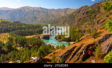 Vue de la montagne aux maisons de vacances dans la forêt dans les montagnes de l'Altaï près de la rivière Katun Banque D'Images