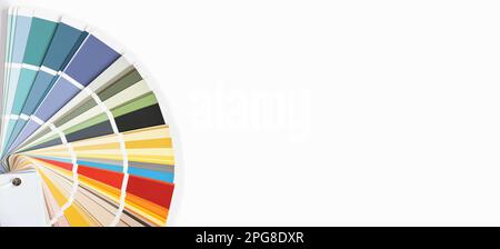 Gros plan du guide couleur. Assortiment de couleurs pour le design. Couleurs éventail de palette sur un fond de mur en béton blanc. Le graphiste choisit les couleurs de la Banque D'Images