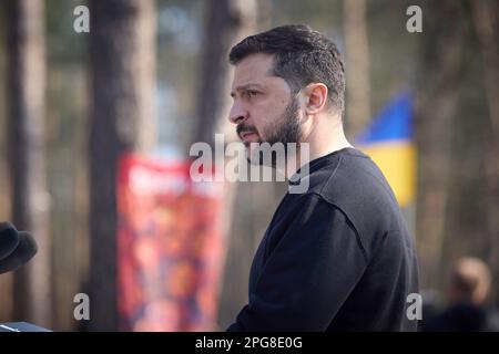 Moschun, Ukraine. 21st mars 2023. Le président ukrainien Volodymyr Zelenskyy prononce un discours lors d’une cérémonie au site commémoratif des Anges of Victory, à 21 mars 2023, à Moschun, Oblast de Kiev, en Ukraine. Crédit: Pool photo/Bureau de presse présidentiel ukrainien/Alamy Live News Banque D'Images