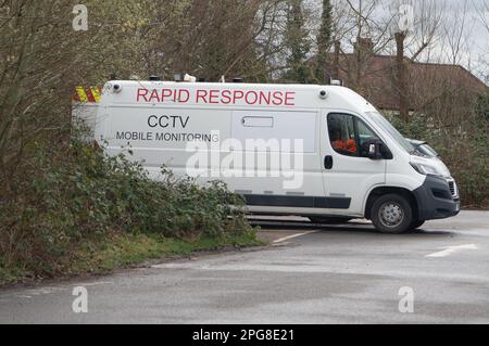 Ruislip, Royaume-Uni. 21st mars 2023. Un nouveau mélange de liquide bouillant est apparu sur les terrains de rugby du Ruislip Rugby Club et suscite des inquiétudes et des inquiétudes en matière de sécurité pour les résidents locaux et les utilisateurs de clubs de rugby. HS2 les services de sécurité suivaient les marcheurs près de la piscine de liquide aujourd'hui et les filmiaient. Ils avaient également une camionnette de surveillance mobile CCTV à réponse rapide sur le site. Crédit : Maureen McLean/Alay Live News Banque D'Images