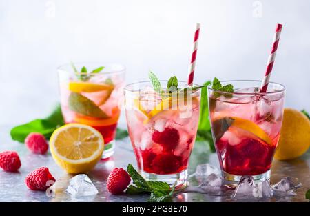 Limonade aux framboises en verres avec baies fraîches et feuilles de menthe Banque D'Images