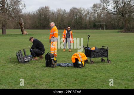 Ruislip, Royaume-Uni. 21st mars 2023. Un nouveau mélange de liquide bouillant est apparu sur les terrains de rugby du Ruislip Rugby Club et suscite des inquiétudes et des inquiétudes en matière de sécurité pour les résidents locaux et les utilisateurs de clubs de rugby. Un tunnel ferroviaire à grande vitesse de HS2 est actuellement en train de faire un tunnel vers Euston sous le terrain du club de rugby. HS2 ont déclaré à la BBC que « l'air semble avoir été forcé à traverser un sol engorgé par l'intermédiaire d'un trou de forage préexistant pendant les opérations de creusement de tunnels. La zone a été temporairement clôturée et reste sûre". Toutefois, HS2 entrepreneurs en bruit et vibrations environnementaux ont pris des mesures Banque D'Images