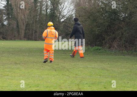 Ruislip, Royaume-Uni. 21st mars 2023. Un nouveau mélange de liquide bouillant est apparu sur les terrains de rugby du Ruislip Rugby Club et suscite des inquiétudes et des inquiétudes en matière de sécurité pour les résidents locaux et les utilisateurs de clubs de rugby. HS2 les services de sécurité suivaient les marcheurs près de la piscine de liquide aujourd'hui et les filmiaient. Crédit : Maureen McLean/Alay Live News Banque D'Images