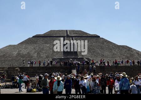 État du Mexique, Mexique. 20th mars 2023. Les visiteurs de la pyramide du Soleil viennent accueillir l'entrée du printemps au site archéologique de Teotihuacan, dans la municipalité de Teotihuacan dans l'État du Mexique. Sur 20 mars 2023 dans l'État du Mexique (photo du Groupe Luis Barron/Eyepix). (Photo d'Eyepix/Sipa USA) crédit: SIPA USA/Alay Live News Banque D'Images