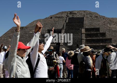 État du Mexique, Mexique. 20th mars 2023. Les visiteurs de la pyramide de la Lune viennent saluer l'entrée du printemps au site archéologique de Teotihuacan, dans la municipalité de Teotihuacan dans l'État du Mexique. Sur 20 mars 2023 dans l'État du Mexique (photo du Groupe Luis Barron/Eyepix). (Photo d'Eyepix/Sipa USA) crédit: SIPA USA/Alay Live News Banque D'Images