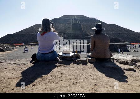 État du Mexique, Mexique. 20th mars 2023. Les visiteurs de la pyramide du Soleil viennent accueillir l'entrée du printemps au site archéologique de Teotihuacan, dans la municipalité de Teotihuacan dans l'État du Mexique. Sur 20 mars 2023 dans l'État du Mexique (photo du Groupe Luis Barron/Eyepix). (Photo d'Eyepix/Sipa USA) crédit: SIPA USA/Alay Live News Banque D'Images