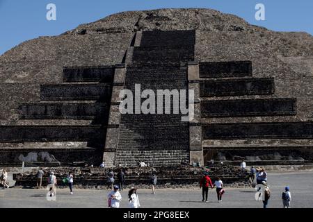 État du Mexique, Mexique. 20th mars 2023. Les visiteurs de la pyramide de la Lune viennent saluer l'entrée du printemps au site archéologique de Teotihuacan, dans la municipalité de Teotihuacan dans l'État du Mexique. Sur 20 mars 2023 dans l'État du Mexique (photo du Groupe Luis Barron/Eyepix). (Photo d'Eyepix/Sipa USA) crédit: SIPA USA/Alay Live News Banque D'Images