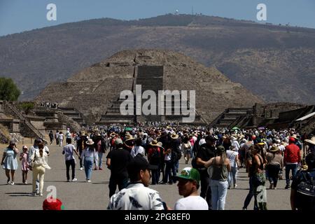 État du Mexique, Mexique. 20th mars 2023. Les visiteurs de la pyramide de la Lune viennent saluer l'entrée du printemps au site archéologique de Teotihuacan, dans la municipalité de Teotihuacan dans l'État du Mexique. Sur 20 mars 2023 dans l'État du Mexique (photo du Groupe Luis Barron/Eyepix). (Photo d'Eyepix/Sipa USA) crédit: SIPA USA/Alay Live News Banque D'Images