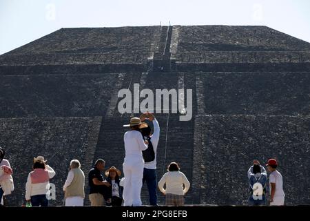 État du Mexique, Mexique. 20th mars 2023. Les visiteurs de la pyramide du Soleil viennent accueillir l'entrée du printemps au site archéologique de Teotihuacan, dans la municipalité de Teotihuacan dans l'État du Mexique. Sur 20 mars 2023 dans l'État du Mexique (photo du Groupe Luis Barron/Eyepix). (Photo d'Eyepix/Sipa USA) crédit: SIPA USA/Alay Live News Banque D'Images