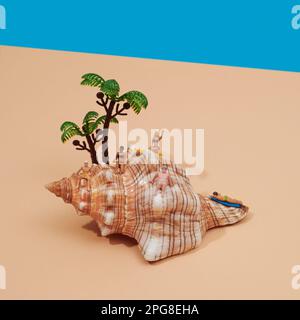 quelques personnes miniatures, portant un maillot de bain, se détendant sur une coque de mer, à côté de quelques palmiers miniatures, sur une surface marron pâle, contre un backgroun bleu Banque D'Images