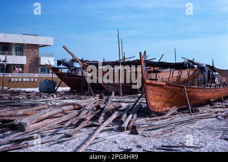 Abu Dhabi eau 1976 – chantier de construction de Dhow au port d'Al Bateen (cette zone a maintenant été redéveloppée) à Abu Dhabi, Émirats arabes Unis Banque D'Images