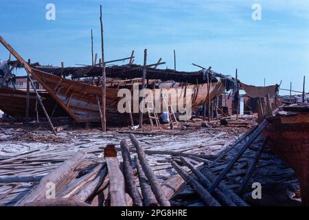 Abu Dhabi eau 1976 – chantier de construction de Dhow au port d'Al Bateen (cette zone a maintenant été redéveloppée) à Abu Dhabi, Émirats arabes Unis Banque D'Images