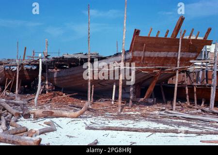 Abu Dhabi eau 1976 – chantier de construction de Dhow au port d'Al Bateen (cette zone a maintenant été redéveloppée) à Abu Dhabi, Émirats arabes Unis Banque D'Images