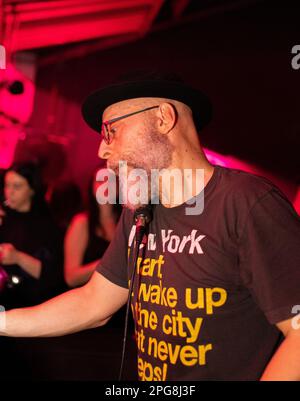 deejay à la console tout en mélangeant ses morceaux pendant un concert dans la discothèque Banque D'Images