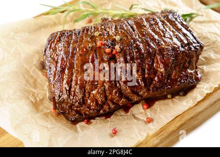 Bœuf frit cuit viande grillée avec épices gros plan. Gros plan sur des morceaux de viande frits Banque D'Images