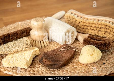 Collection de différentes brosses de nettoyage et éponges de divers matériaux naturels dans la cuisine maison. Noix de coco, sisal, bambou, fibres de bois, éponge de mer. Banque D'Images