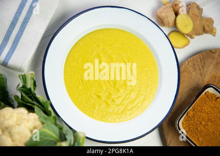 Crème de chou-fleur aux noix et au curry Banque D'Images