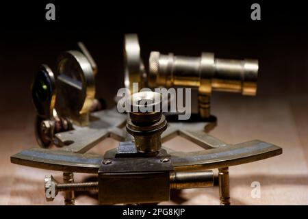 vieux sextant, spyglass, cercle et boussole reposant sur une table en bois Banque D'Images