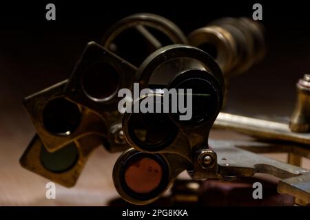 vieux sextant, spyglass, cercle et boussole reposant sur une table en bois Banque D'Images