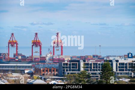 Fremantle, WA, Australie - vue sur le port et les quais avec grues Banque D'Images