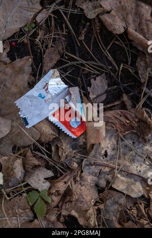 photo d'un emballage de bonbons sur le sol dans les bois Banque D'Images