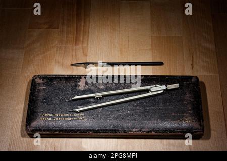 jeu de séparateurs, boussole à l'intérieur d'une boîte pour la construction géométrique sur une table en bois Banque D'Images