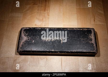 jeu de séparateurs, boussole à l'intérieur d'une boîte pour la construction géométrique sur une table en bois Banque D'Images